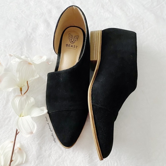 Beast Fashion Shoes - Black Faux Suede D’Orsay / Side Cutout Shoes